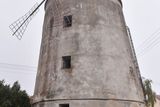Třebíč otevřela zrekonstruovaný větrný mlýn k pravidelným prohlídkám. Takto vypadal ještě před pár roky. Byl v havarijním stavu.