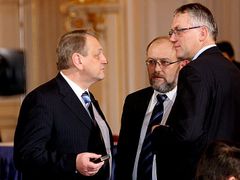 Pavel Severa (šéf klubu poslanců), Adolf Jílek (šéf klubu senátorů) a Jan Kasal na lidovecké poradě.