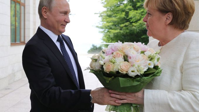 Vladimir Putin přivítal Angelu Merkelovou v Soči květinou.