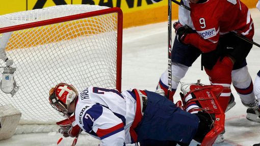 Evander Kane sleduje puk v utkání MS v hokeji 2012 Kanada - Slovensko.