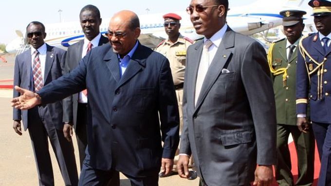Súdánský prezident Umar Hasan Ahmad Bašír (vlevo) vítá na chartúmském letišti čadského presidenta Idrisse Débyho