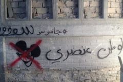Seriál Homeland je rasistický a uráží Araby, hlásaly podvratné graffiti z nové epizody