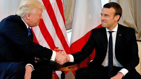 Emmanuel Macron si drtil ruku s Donaldem Trumpem, až klouby bělaly