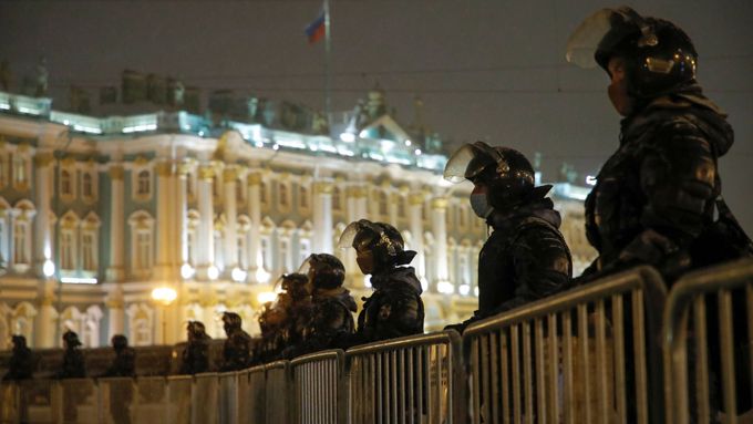 Policisté v Petrohradě.