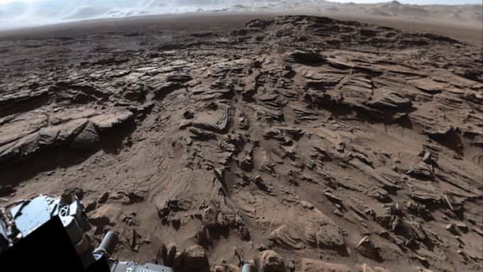 Video poskytuje panoramatický pohled na oblast kráteru Gale na Marsu.