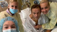 Alexej Navalnyj s rodinou v nemocnici v Berlíně.