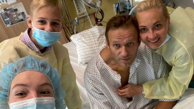 Navalnyj v berlínské nemocnici s rodinou.