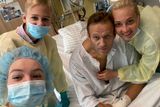 V roce 2020 ruského opozičníka zachránili lékaři v Německu poté, co se mu z nejasných příčin udělalo nevolno na palubě letadla v Rusku a upadl do bezvědomí. Němečtí doktoři tehdy konstatovali otravu jedem ze skupiny bojových látek novičok. Snímek, který Navalnyj zveřejnil na Instagramu, ho zachycuje s jeho rodinou v berlínské nemocnici.