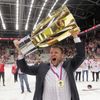 Hokejová extraliga 2018/19, třinecké oslavy titulu: Trenér Václav Varaďa