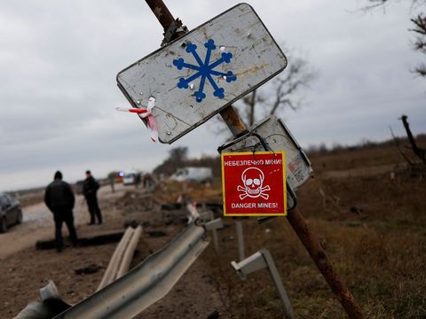 "Chci zpátky svou půdu." Ukrajinci si sami čistí území od min, už nechtějí čekat