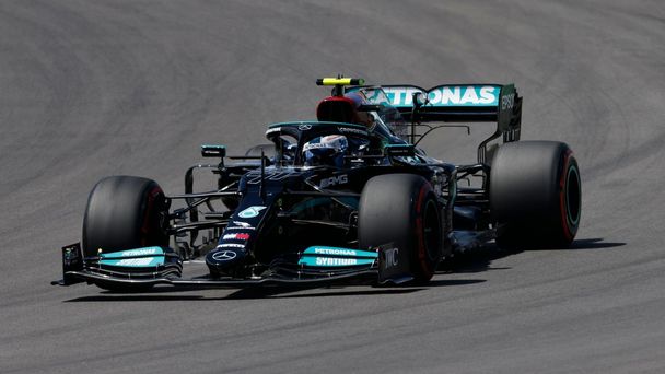 Valtteri Bottas v Mercedesu v kvalifikaci na GP Portugalska F1 2021
