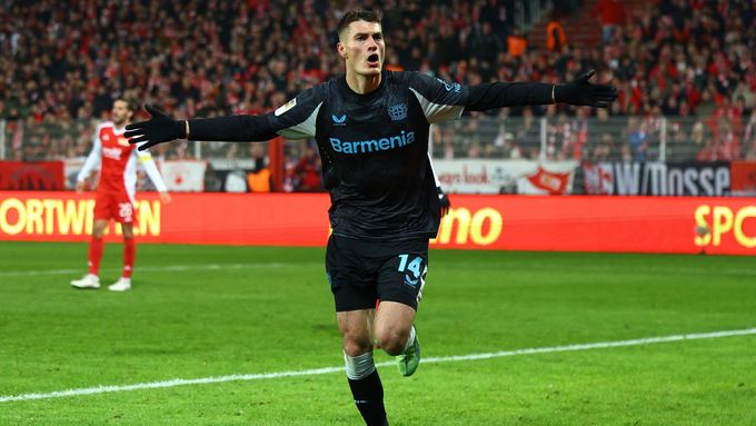 Patrik Schick slaví gól Leverkusenu