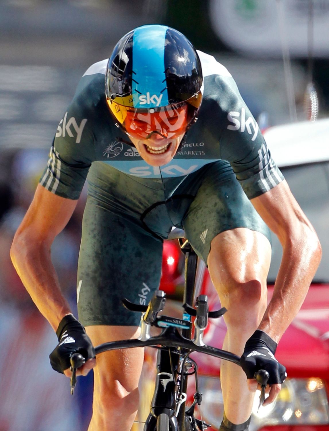 Britský cyklista Christopher Froome jede během deváté etapy Tour de France 2012.
