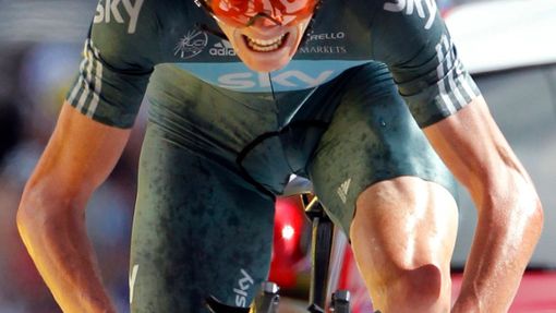 Britský cyklista Christopher Froome jede během deváté etapy Tour de France 2012.