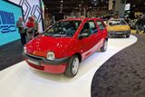 Renault oslavil v Paříži 30 let od zahájení prodeje Twinga. Ukázal několik verzí výhradně první generace, které se prodalo na 2,5 milionu kusů a v prodeji vydržela 14 let. Na miniauto až neskutečný úspěch, vezmeme-li do úvahy, v jakém stavu je tato kategorie v současnosti.