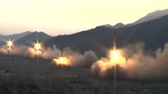Severní Korea se pochlubila videem zachycujícím odpálení raket do moře u Japonska