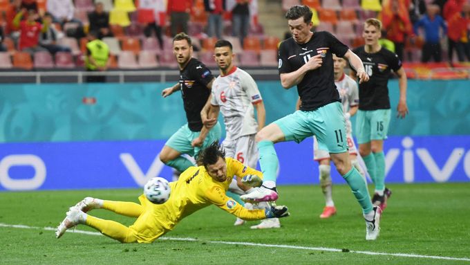 Michael Gregoritsch střílí vítězný gól Rakouska v duelu se Severní Makedonií