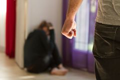 Domácího násilí za covidu přibylo. Oběti při řešení naráží na odmítnutí i zlehčování