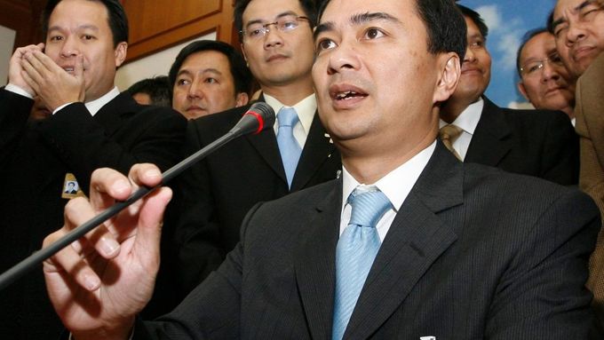 Nový thajský premiér Abhisit Vejjajiva na tiskové konferenci po svém zvolení