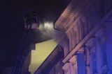 Pražští hasiči zasahují u požáru hotelu v Náplavní ulici nedaleko Masarykova nábřeží na Novém Městě.