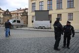 Inaugurace už sice asi čtyři minuty běží, ale na Hradčanském náměstí na velkoplošné obrazovce zatím neběží nic.