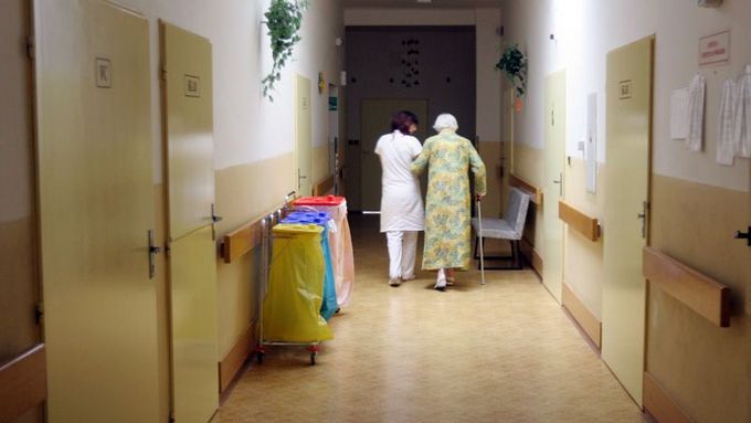 Polovina pacientů v Ryjicích jsou senioři se zlomeninami. Nemocnice na jejich zdlouhavou rehabilitaci nemají čas.