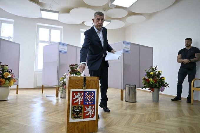 Předseda hnutí ANO Andrej Babiš odevzdal hlas v komunálních volbách v Průhonicích.