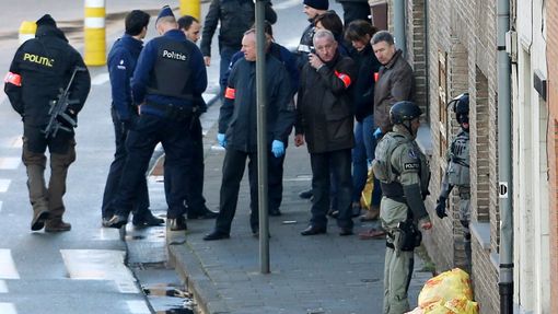 Belgická policie stojí před vchodem do budovy v Ghentu, kde čtyři ozbrojenci drželi rukojmí.