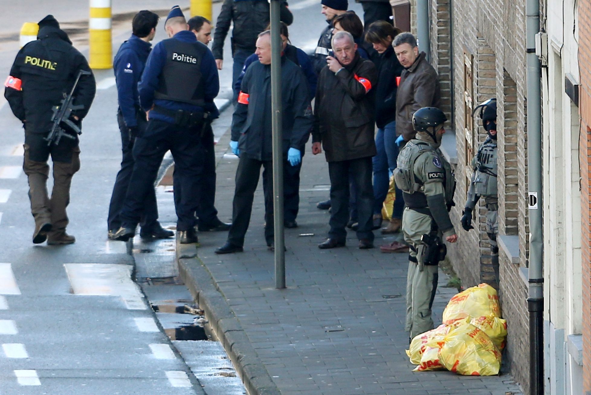 Belgická policie stojí před vchodem do budovy v Ghentu, kde čtyři ozbrojenci drželi rukojmí