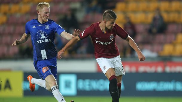 Adam Hložek (vpravo) v zápase 2. kola F:L Sparta - Olomouc