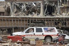 V Oklahomě zabilo 18 lidí nejširší tornádo v americké historii