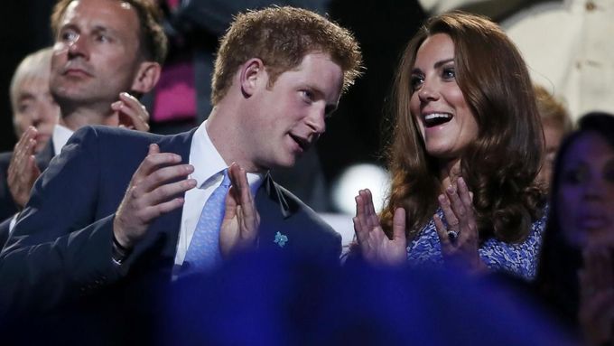 Princ Harry zastupoval babičku Alžbětu II. na závěrečném ceremoniálu olympiády v Londýně. Teď musí vysvětlovat, co dělal v Americe.