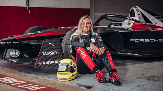 Gabriela Jílková při testech elektrické formule Porsche