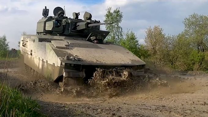 Z nedávných testů nových bojových vozidel pro českou armádu.