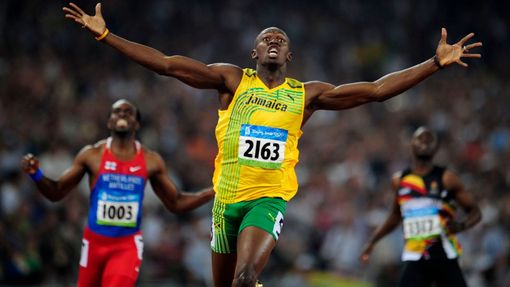 Jamajský sprintér Usain Bolt slaví vítězství v závodu na 200 metrů na OH 2008 V Pekingu.