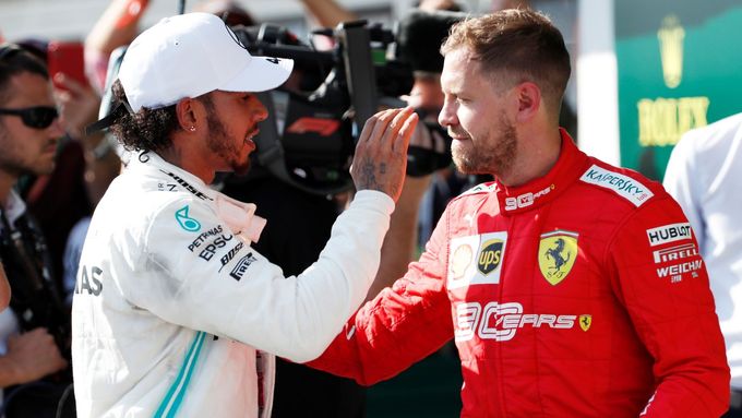 Lewis Hamilton a Sebastian Vettel slaví po Velké ceně Maďarska formule 1.