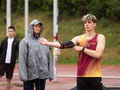 Matyáš Novák při tréninku hodu oštěpem s Barborou Špotákovou