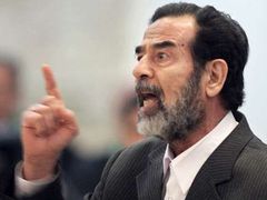 Někteří američtí politici se snažili prokázat propojení Saddáma Husajna s 11.zářím či alespoň Al-Káidou. Neuspěli.