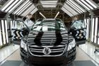 Volkswagenu propadl zisk o 86 procent, dolů šla i Škoda