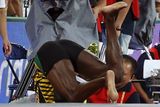 Na mistrovství světa v atletice, které hostil čínský Peking, sice Usain Bolt ve sprintech nenašel přemožitele, ovšem nakonec se přeci jen našel muž, který jamajský blesk poslal na dráze do kolen. Čínský kameraman na Segwayi.