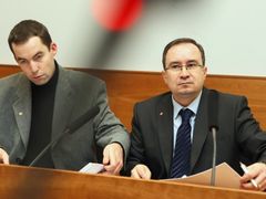 Martin Zbela a předseda Dělnické strany Tomáš Vandas hájí svou partaj u Nejvyššího správníhou soudu v Brně. Podle jejich někdejšího šéfa jsou lháři a podvodníci