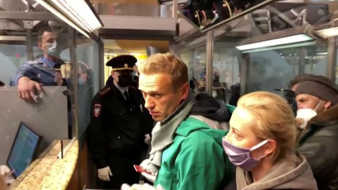 Alexej Navalnyj se vrátil zpět do Ruska, hned na letišti byl zatčen