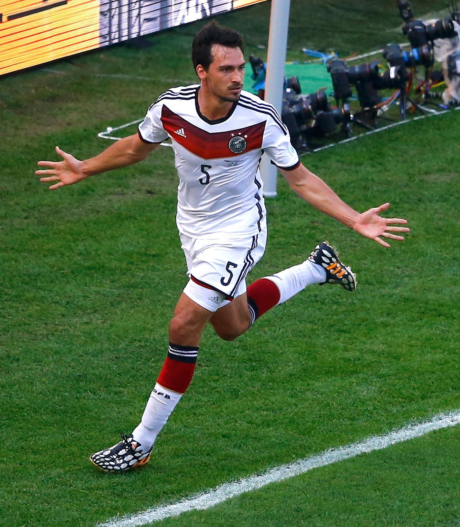 MS 2014, Německo-Francie: Mats Hummels slaví gól