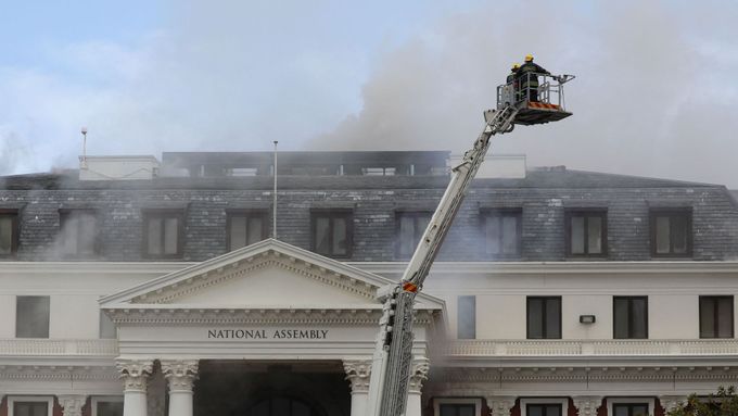 Foto: "Otřesné. Smutný den naší demokracie." Požár zničil jihoafrický parlament