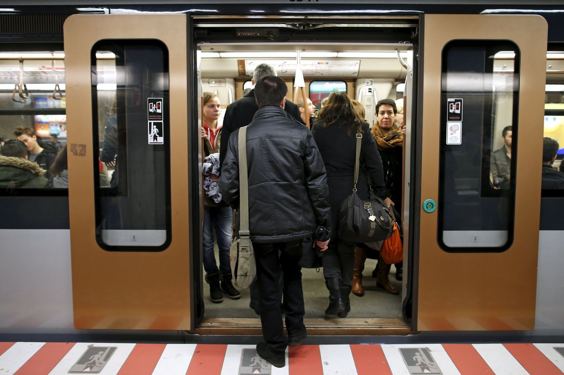 Lidé zaplňují bruselské metro, které je opět v provozu.