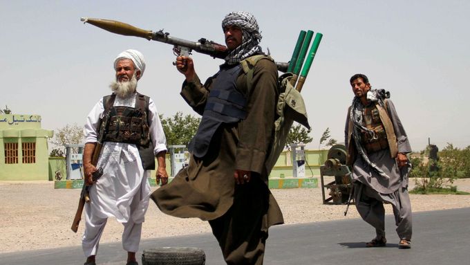 Bývalý mudžahedín, na straně afghánské armády, se chystá do boje s Tálibánem.