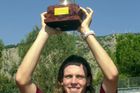PALERMO 2004: Poprvé v kariéře se Berdych z turnajového triumfu radoval v sicilském Palermu, když mu bylo devatenáct let. Coby 55. hráč světa zde vyřadil mj. Davida Ferrera, ve finále pak porazil Filippa Volandriho.