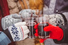 Téměř čtyřicet procent Čechů přiznává, že při lyžování popíjí alkohol
