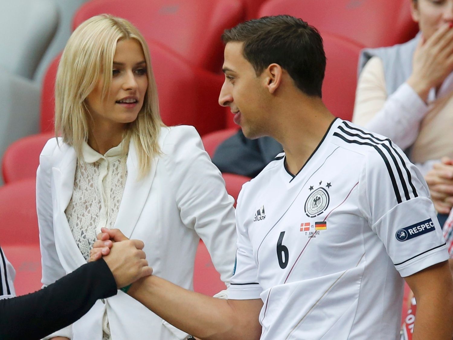 Přítelkyně Samiho Khediry, Lena Gerckeová a jeho bratr Rani před utkáním Německa s Itálií v semifinále Eura 2012.