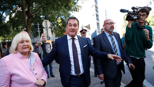 Předseda Svobodné strany Rakouska (FPÖ) Heinz-Christian Strache přišel volit se svojí matkou.